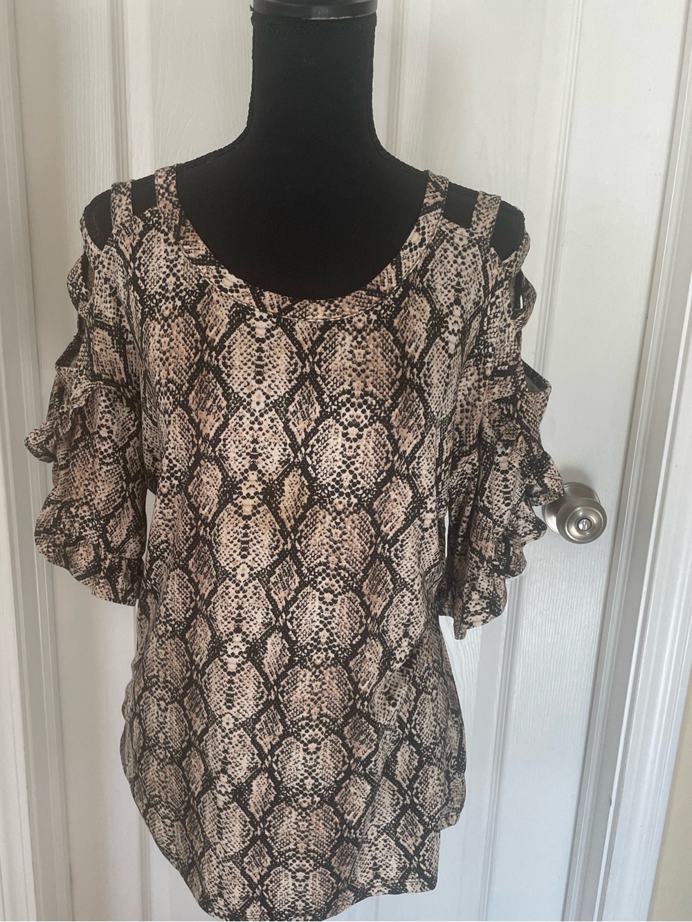 Daytrip Snake Print Cold-Shoulder Women's Top - Beige/Black